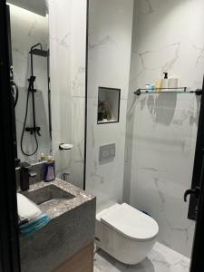 Ένα μπάνιο στο Cozy & Luxurious stay in Al KHO!