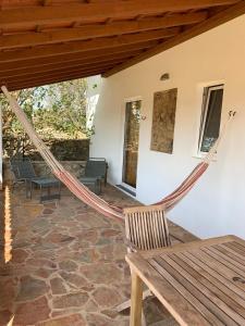 eine Hängematte auf der Veranda eines Hauses in der Unterkunft Casa da Pedra-Quinta do Briando in Portalegre