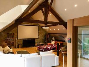 CercierVilla spacieuse avec piscine près de Genève的客厅配有白色沙发和投影屏幕