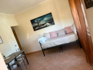 a living room with a couch with pink and white pillows at Tommy House 19 in Focene