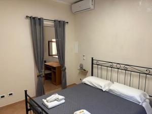 a bedroom with a bed with two towels on it at Tommy House 19 in Focene