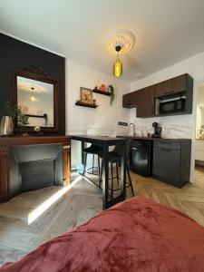 cocina con mesa y espejo en una habitación en Le Little Italy, en Cholet