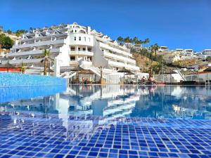 アデへにあるPaulMarie Duplex Ocean Viewのホテルを背景にしたスイミングプール