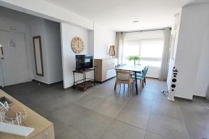 TV a/nebo společenská místnost v ubytování Apartamento Primera Línea Playa Centro de Guardamar