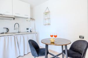 オルビアにあるSplendido Monolocale con Giardino Olbiaのキッチン(テーブル、ワイン2杯付)