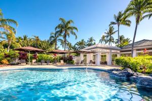 una piscina frente a una casa con palmeras en KBM Resorts 4-Bedroom Islands at Mauna Lani Collection Multi-Unit Listing Steps from One Another Garden Views 2 Free Rental Cars IML-D3E4, en Waikoloa