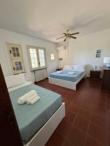 A bed or beds in a room at Casa a mare