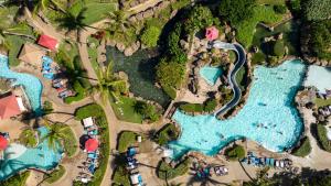KBM Resorts Spacious 5-Bedroom Honua Kai Collection Multi Unit Listing Same Floor Ocean Views 2 Free Rental Cars HKH-60309游泳池或附近泳池