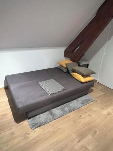 un letto nell'angolo di una camera di Super appartement a Malesherbes