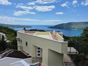 赫尔采格诺维Villa Tre Tri的一栋可以看到水景的房子