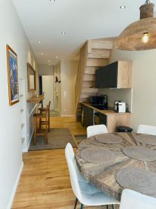 a kitchen and dining room with a table and chairs at Le Col Getaway Virage 3 in Le Bourg-dʼOisans