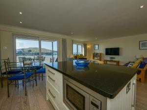 cocina y sala de estar con vistas al océano en 12 Burgh Island Causeway, en Kingsbridge