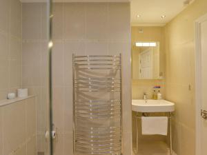 un baño con ducha y lavabo en 12 Burgh Island Causeway, en Kingsbridge 25 fotos más