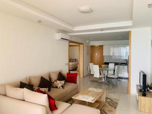 Uma TV ou centro de entretenimento em Atlas Ocean View Vue Mer Directe