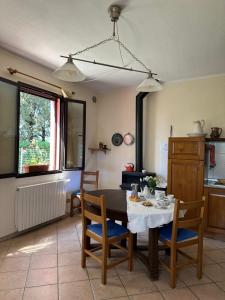 - une cuisine avec une table à manger et des chaises dans l'établissement Podere Quercia al Santo, à Lajatico