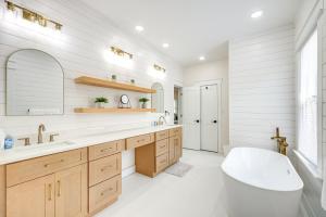 Un baño blanco con bañera y lavabo. en 2 Blocks from Riverwalk 1 Mile to SA Downtown, en San Antonio 33 fotos más