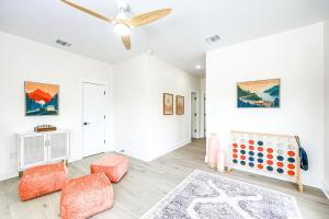 sala de estar con paredes blancas y ventilador de techo. en 2 Blocks from Riverwalk 1 Mile to SA Downtown, en San Antonio
