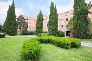 a park in front of a building with trees and bushes at Appartement Toulouse-Moderne-Luxury in Castanet-Tolosan
