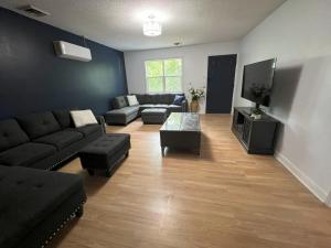 a living room with a couch and a tv at Bluebird Liberty Cottage in Saint Robert