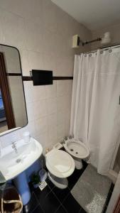 łazienka z białą toaletą i umywalką w obiekcie Confortable Apartamento Excelente Ubicación w mieście Bañado Sur