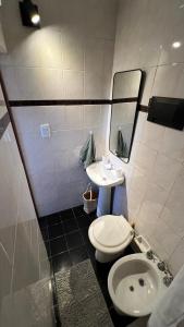 mała łazienka z toaletą i umywalką w obiekcie Confortable Apartamento Excelente Ubicación w mieście Bañado Sur