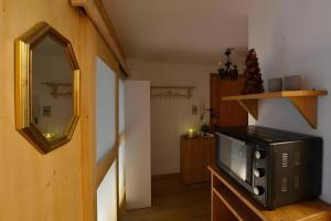 a microwave sitting on a counter in a kitchen at Petit Bijou Morgex in Morgex