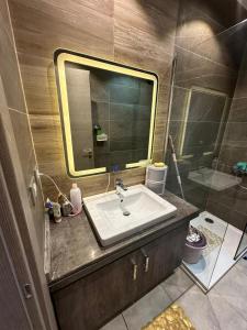 un baño con lavabo y espejo en العين السخنة المونت جلالة-il monte galala, en Ain Sokhna