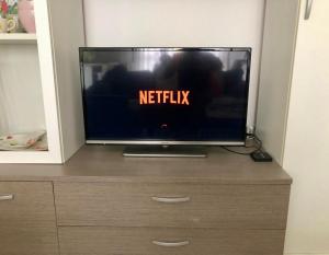 Televisyen dan/atau pusat hiburan di Appartamento Ca Vio Beach & Venice