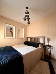 Ένα ή περισσότερα κρεβάτια σε δωμάτιο στο Apartamento con jardín cerca de la playa en Corcubión