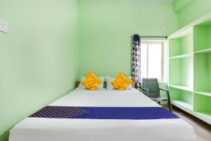 Letto o letti in una camera di SPOT ON Sri Devi Residency