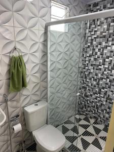 Un baño con inodoro y ducha de cristal. en May acomodações, en Barreirinhas