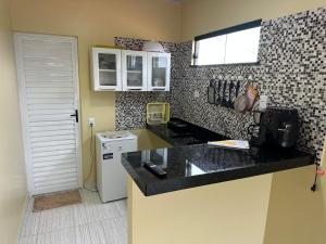 una cocina con encimera y refrigerador en May acomodações, en Barreirinhas