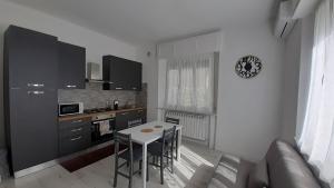 a kitchen with a table and chairs in a room at La Casa di Ivy in Civitanova Marche