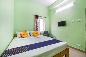 Letto o letti in una camera di SPOT ON Sri Devi Residency
