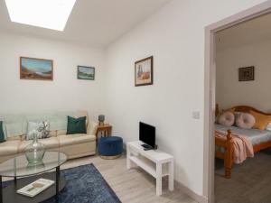 un salon avec un canapé et une table dans l'établissement Bathach Mor, à Oban