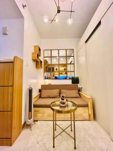 Χώρος καθιστικού στο SolAzur Staycation SMDC South Residences Las Piñas with 100MBPS Wifi &NETFLIX &BAR STATION &CITY LIGHTS VIEW