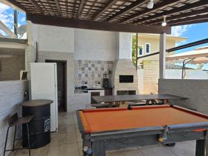 Una mesa de billar en un patio con cocina. en Casa na Enseada da Pinheira, en Palhoça