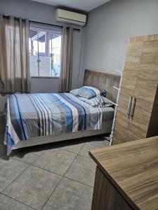 1 dormitorio con 1 cama con tocador y ventana en Casa na Enseada da Pinheira, en Palhoça 73 fotos más