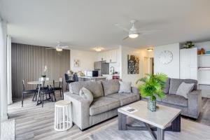 Χώρος καθιστικού στο Ocean View, Community Perks Makaha Valley Condo!