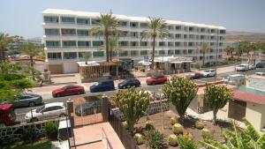 サン・バルトロメにあるLos Cactus Canary Home Rentの建物の前に車が駐車されている街路