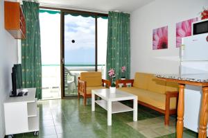 salon z kanapą i stołem w obiekcie IG MOMOSOL Apartments w mieście Puerto Rico de Gran Canaria