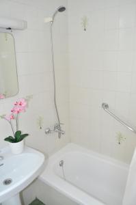 biała łazienka z umywalką i wanną w obiekcie IG MOMOSOL Apartments w mieście Puerto Rico de Gran Canaria