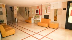 サン・バルトロメにあるLos Cactus Canary Home Rentのロビー(オレンジの椅子、待合室付)