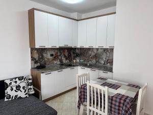 Kuchyň nebo kuchyňský kout v ubytování Orkidea Apartments