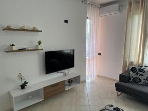 TV a/nebo společenská místnost v ubytování Orkidea Apartments