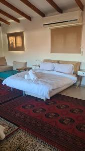 a large bed in a room with a rug at la noach in Metulla