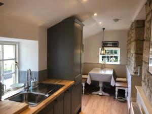Η κουζίνα ή μικρή κουζίνα στο North Lodge +11 φωτογραφίες