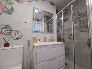 Et badeværelse på apartamento cascada