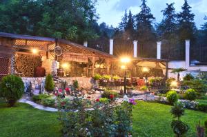 un jardín frente a un edificio por la noche en Villa Vodno en Skopje