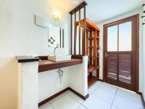 Pousada vila Riveira في بوزيوس: حمام مزود بحوض ومِرآة +16 صورة